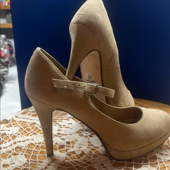 D pumps tan size 8.5 - Picture 3 of 6